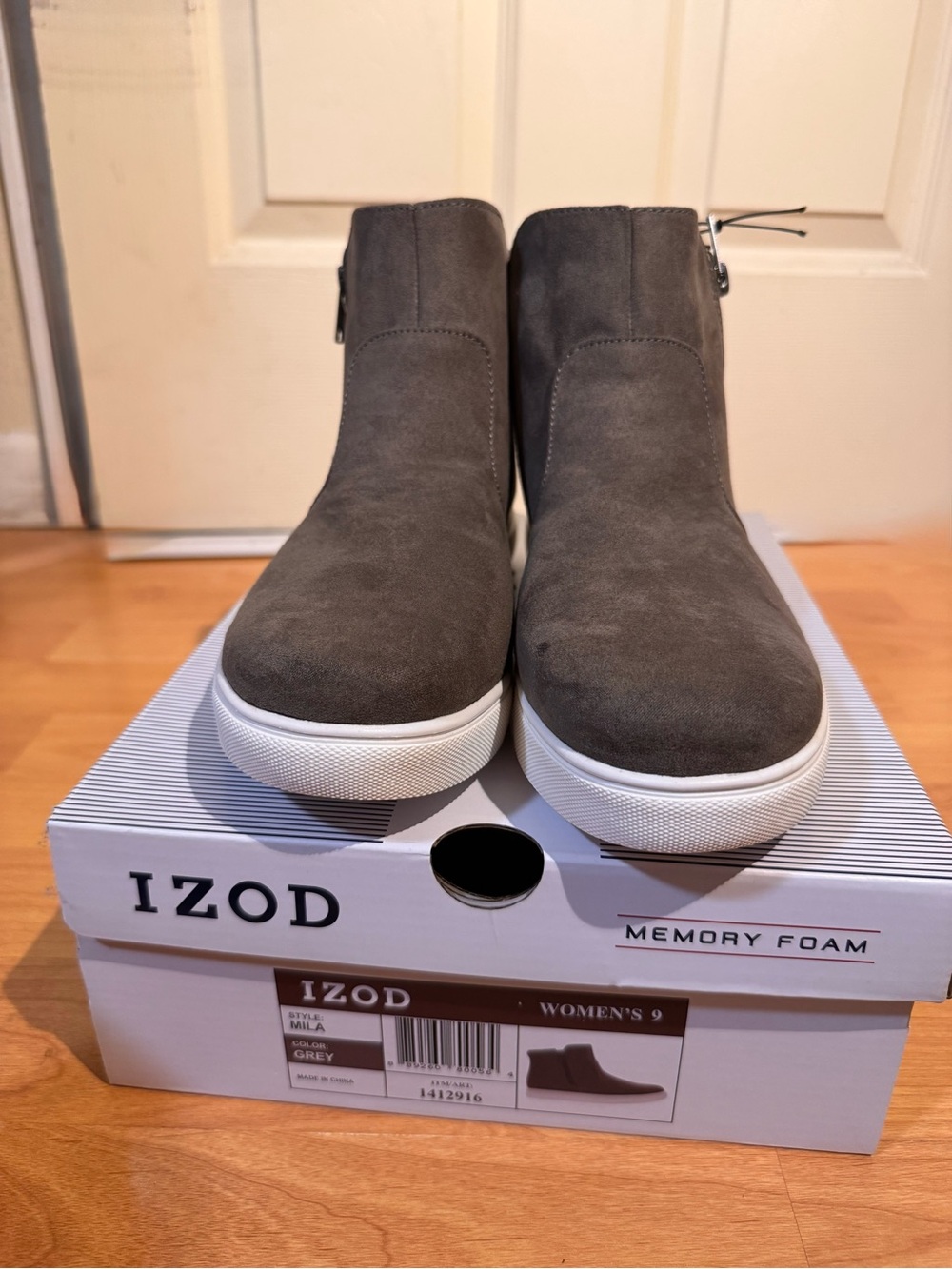 Women’s Izod Grey Suede Slip-On Booties Sneakers size 9